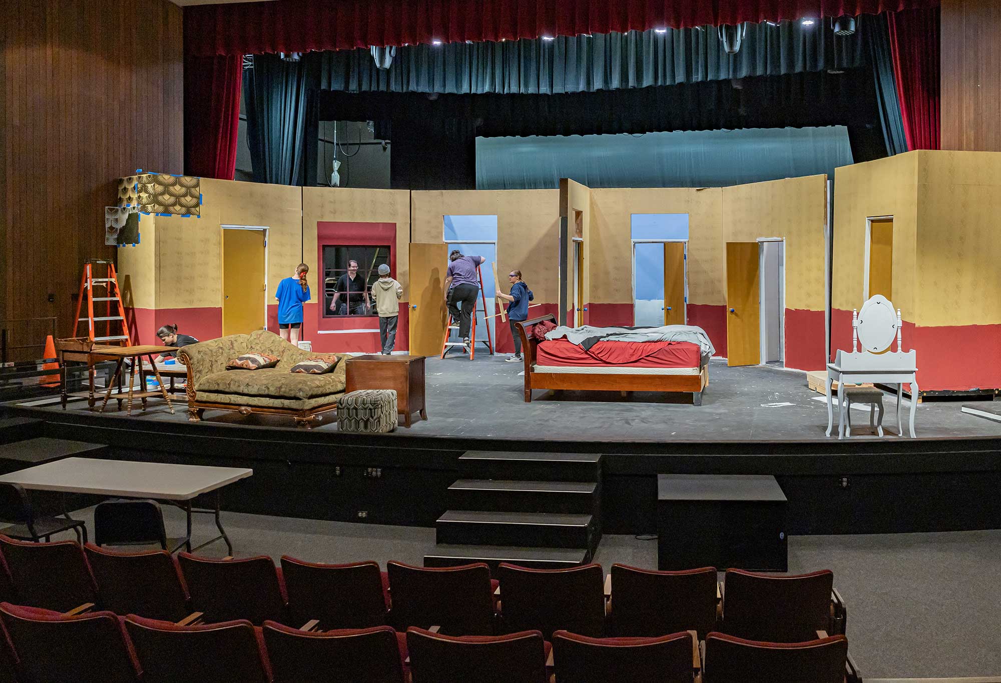 Students building stage set for Lend Me a Tenor production